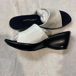 Cloudwalkers women’s size 12W black and white platform sandals